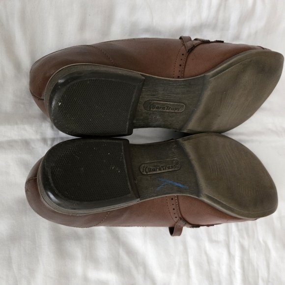 Baretraps Sz 10 Brown shoes with gold buckle detail - Picture 4 of 6